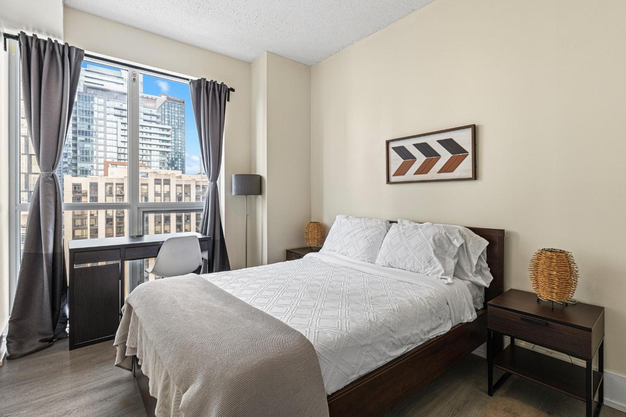 3 Bedroom Beside Cn Tower With Parking Downtown Toronto Exterior photo