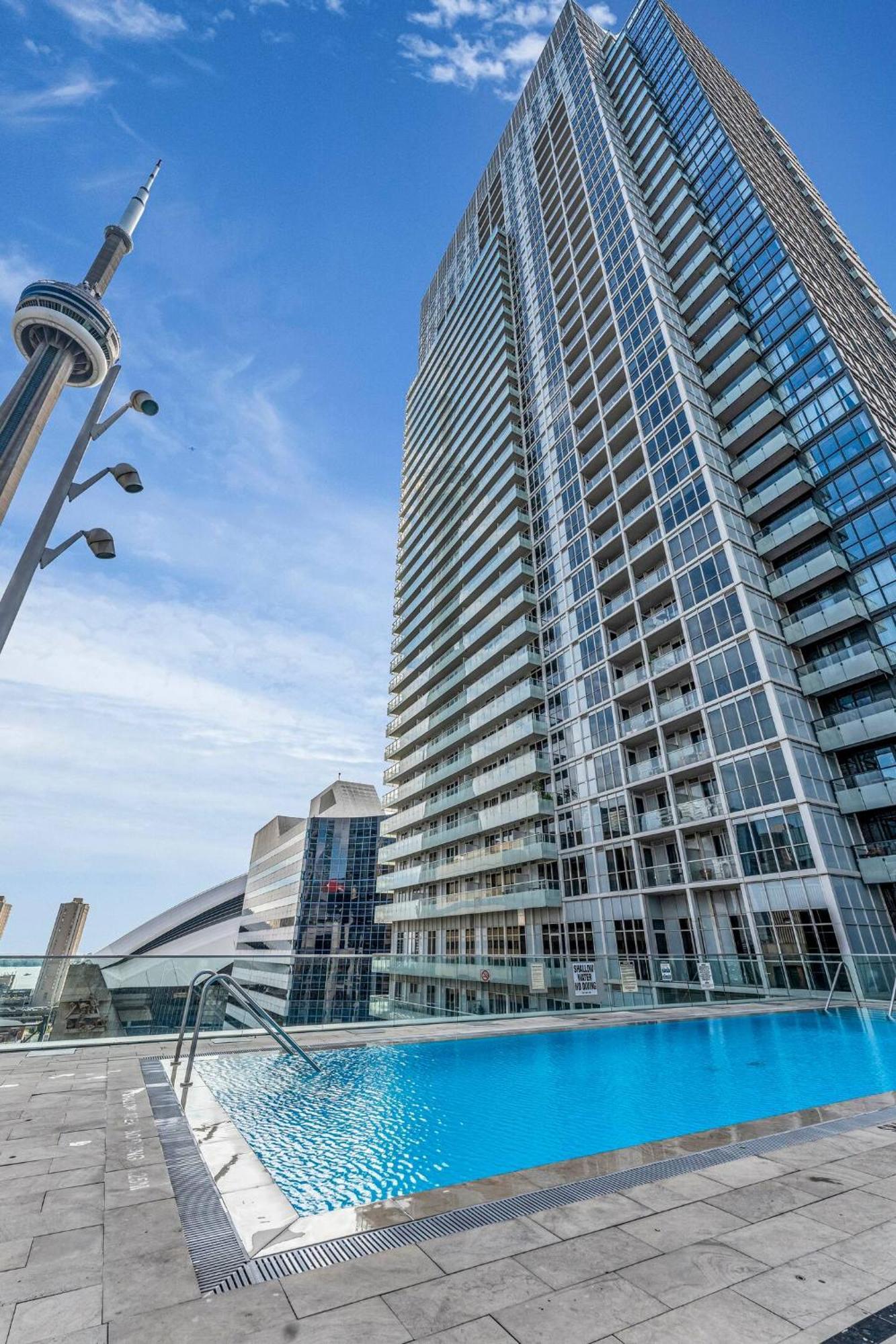 3 Bedroom Beside Cn Tower With Parking Downtown Toronto Exterior photo